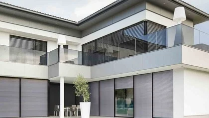 Schlotterer Raffstoren am modernen Wohnhaus