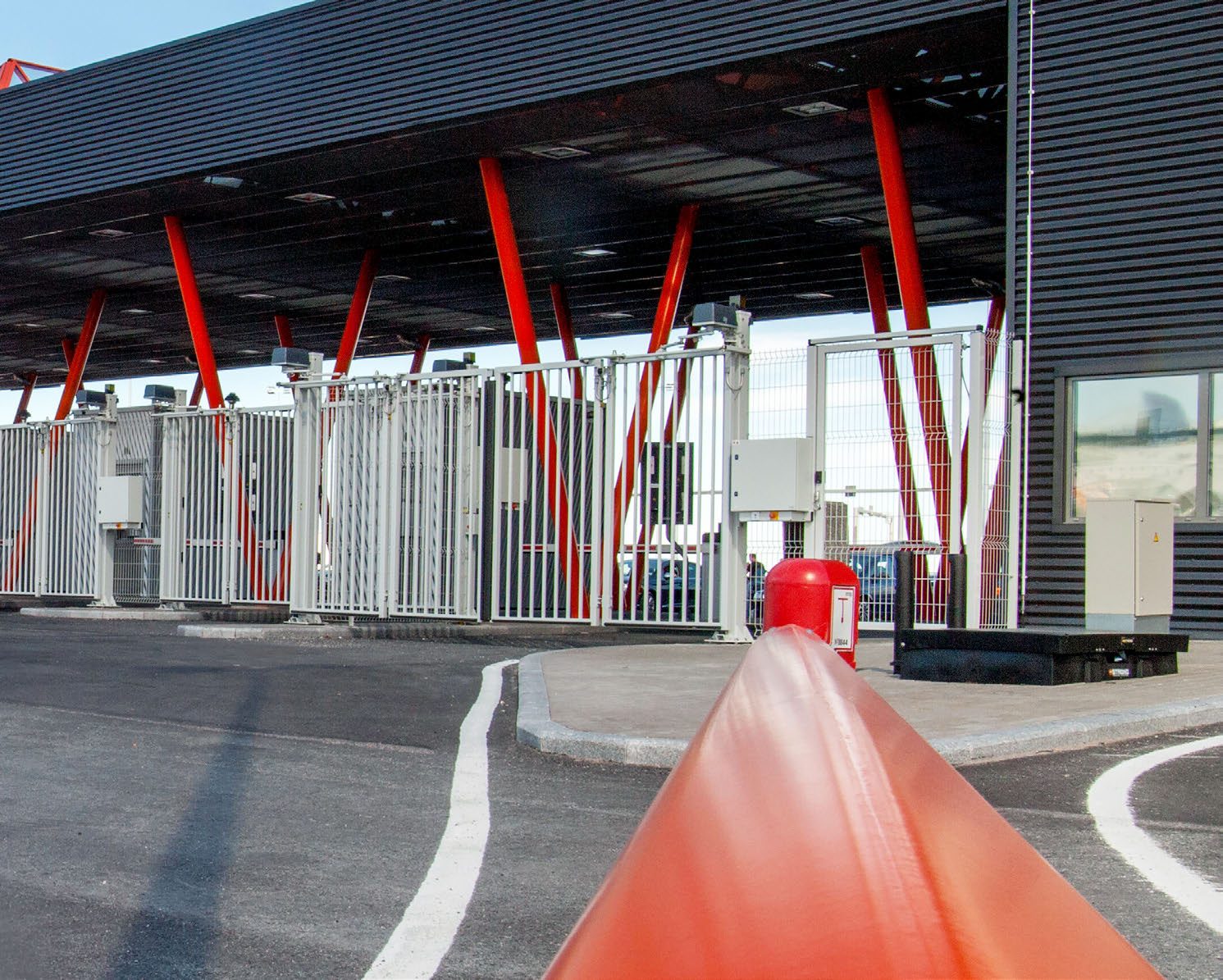Schnellfalttore V-King in Logistik-Umgebung — 1 m/s, 500.000 Zyklen