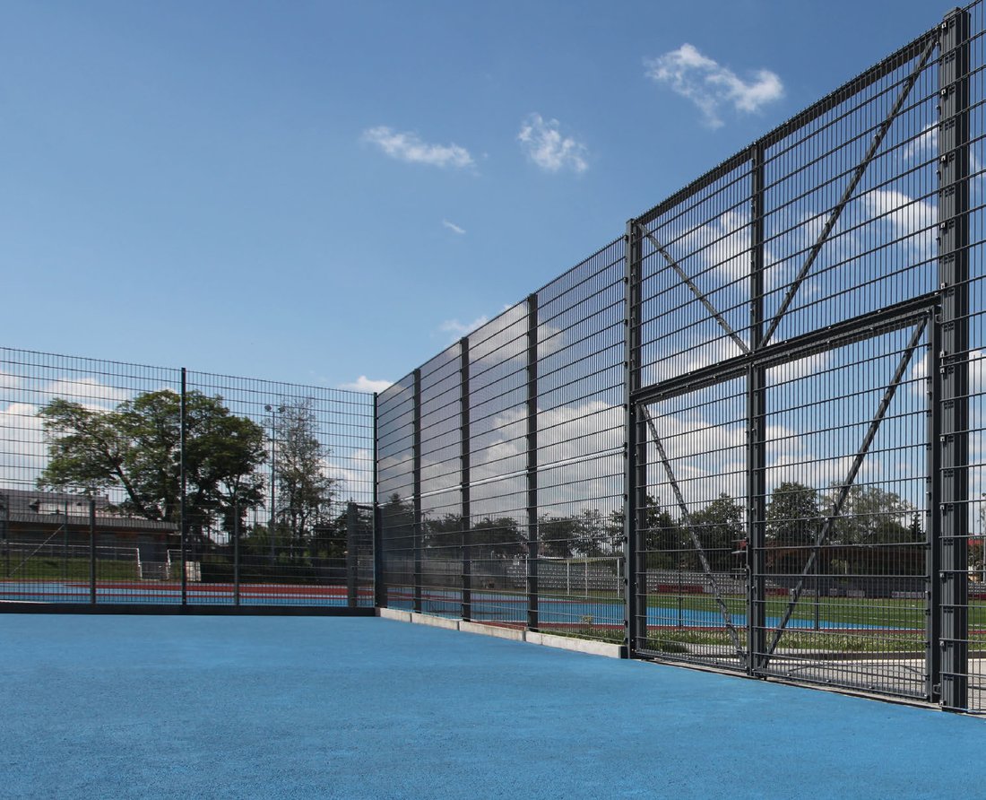 Sport-Zaunsystem mit ProSport-Pfosten an Sportplatz mit Tartanbahn