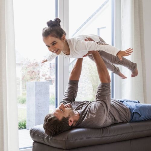 Familie am Rehau-SYNEGO-Fenster