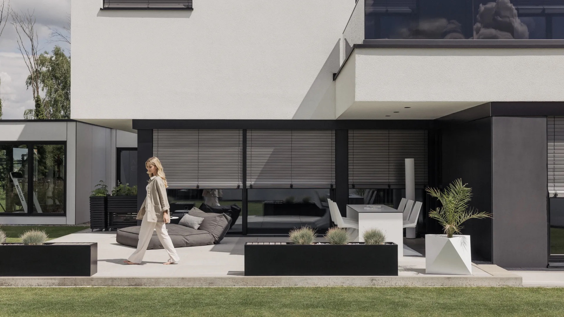 Modernes Wohnhaus mit ROMA-Raffstoren