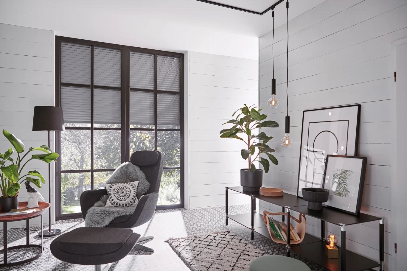 Moderne Rollläden an weißem Wohnhaus
