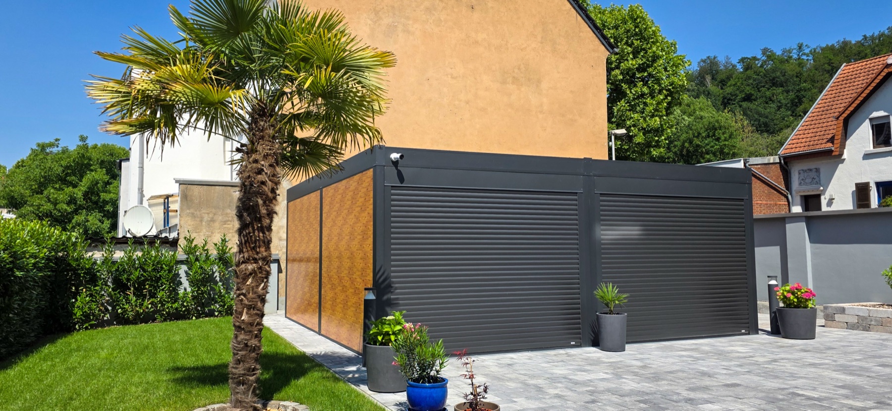 Doppelcarport anthrazit mit geschlossenen Rolltoren