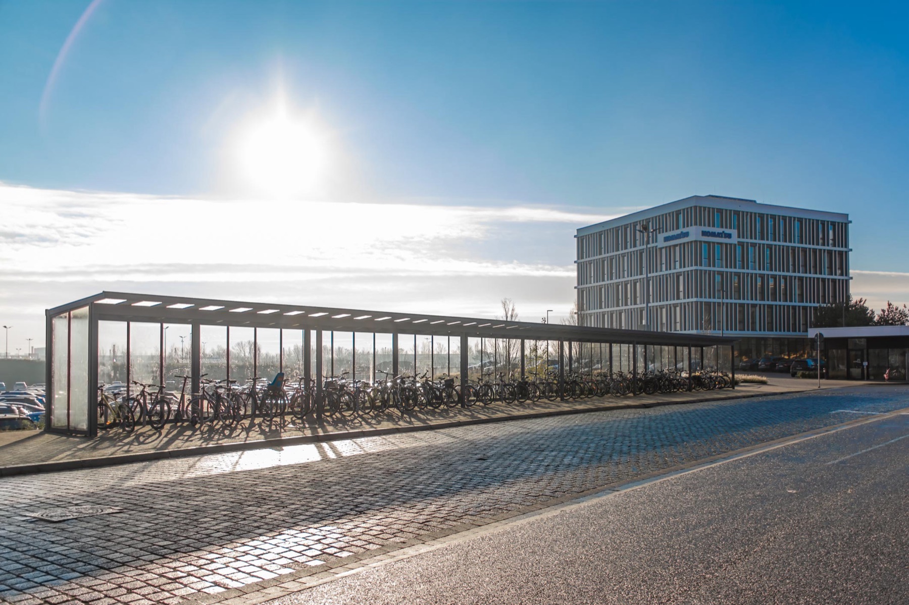 Überdachte Fahrrad-Abstellanlage vor einem Gewerbegebäude