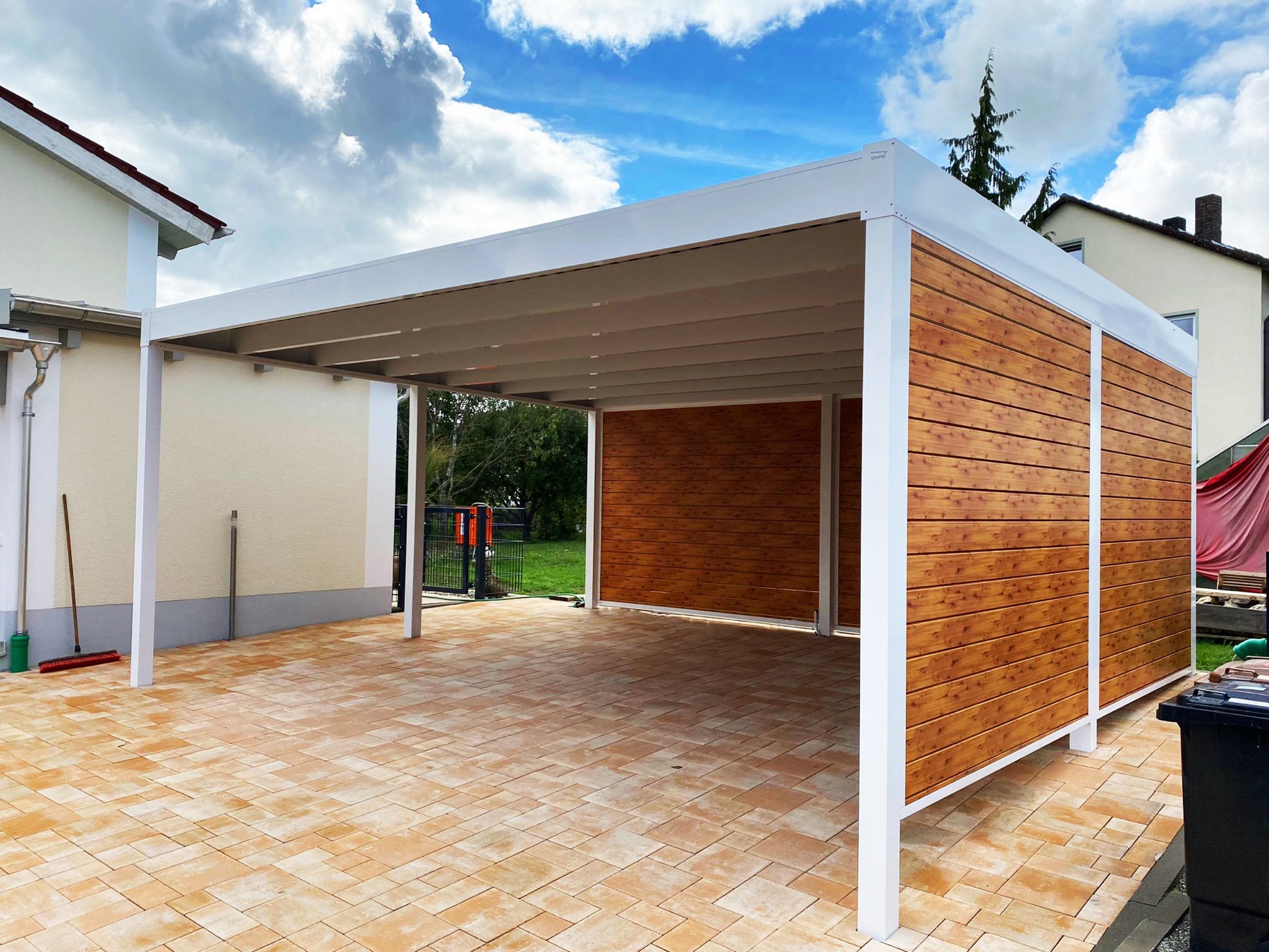 Flachdach-Carport in Weiß mit Holzoptik-Seitenwänden