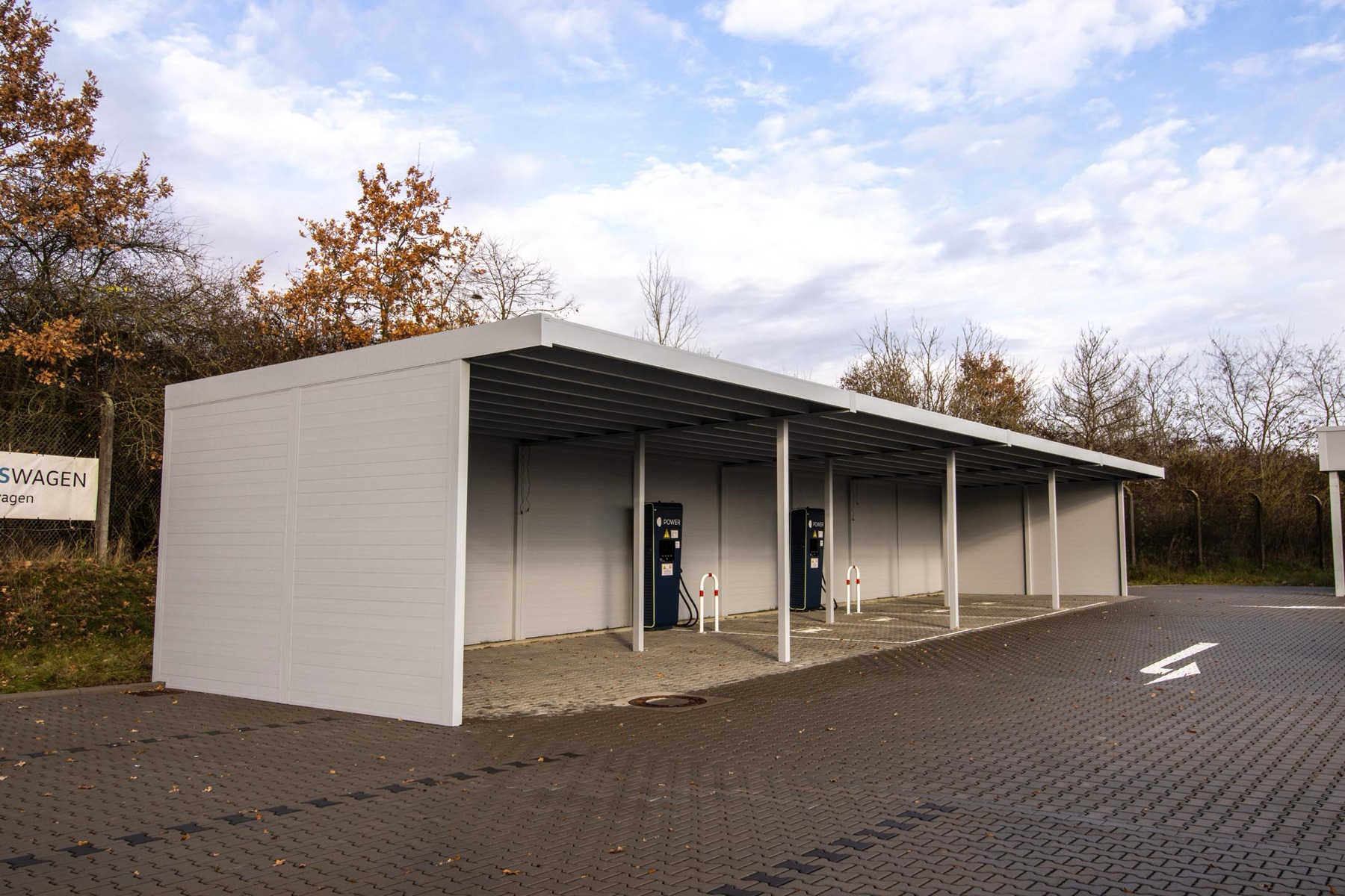 Gewerbe-Carport mit mehreren E-Ladestationen
