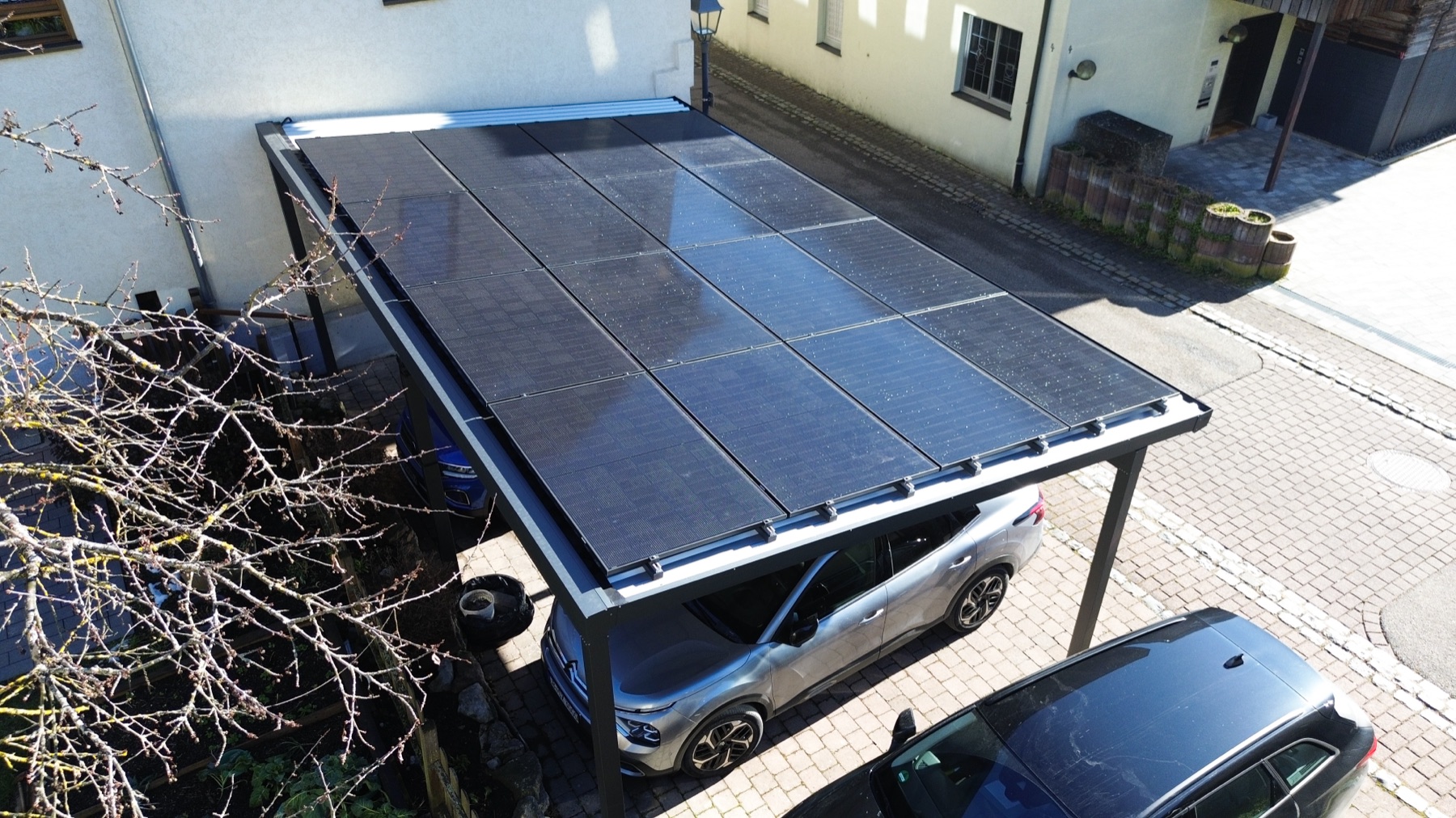 Solar-Carport mit PV-Dach von oben, zwei Fahrzeuge darunter