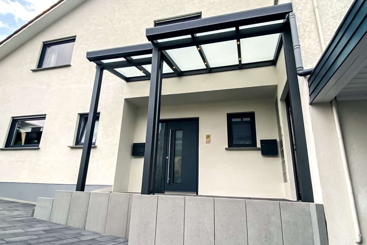 Aluminium-Eingangsüberdachung in Anthrazit über der Haustür