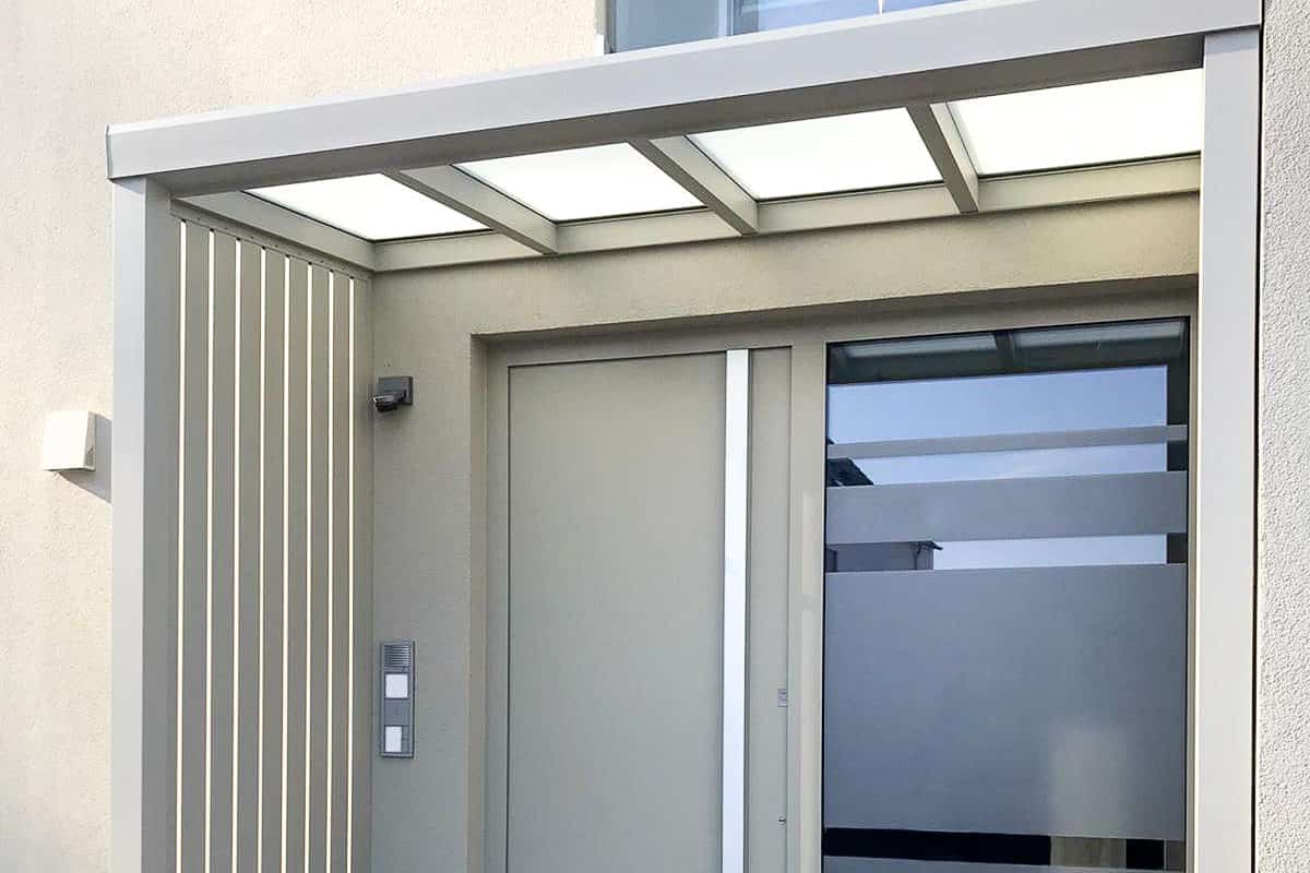 Vordach aus Aluminium mit Glasdach über dem Hauseingang