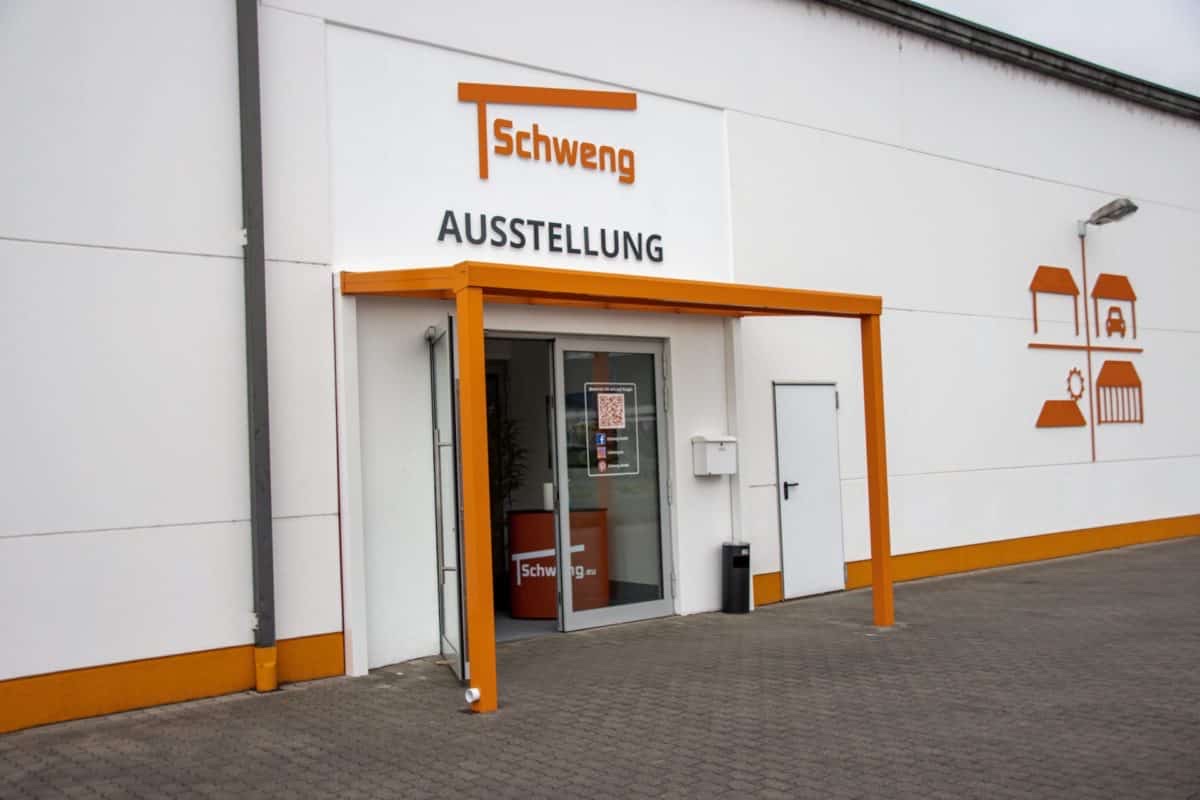 Maßgefertigte Eingangsüberdachung an moderner Hausfassade