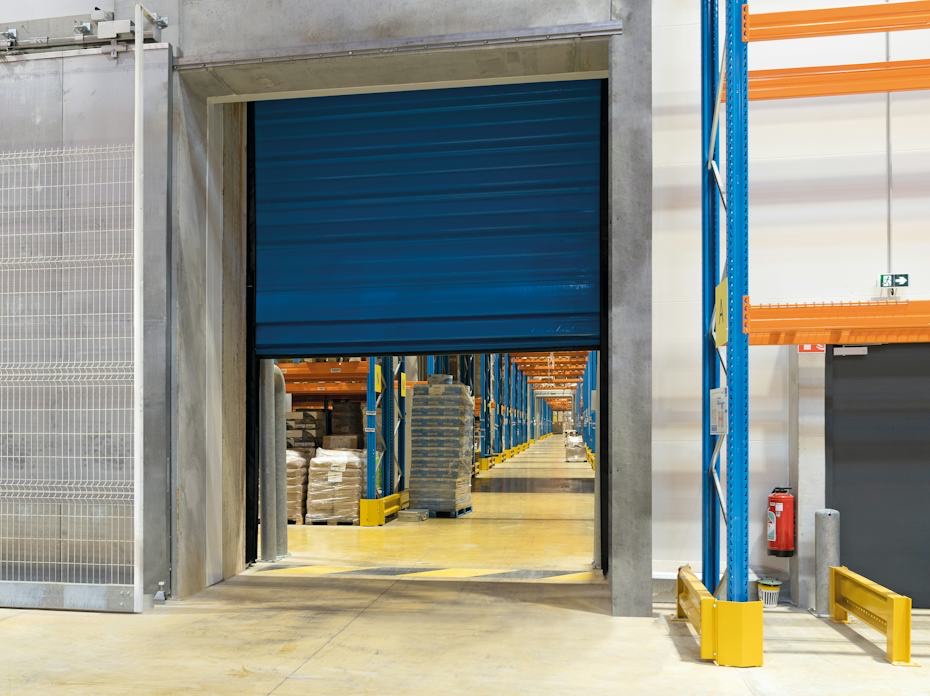 Schnelllauftor mit Sichtfenster in einer Lagerhalle