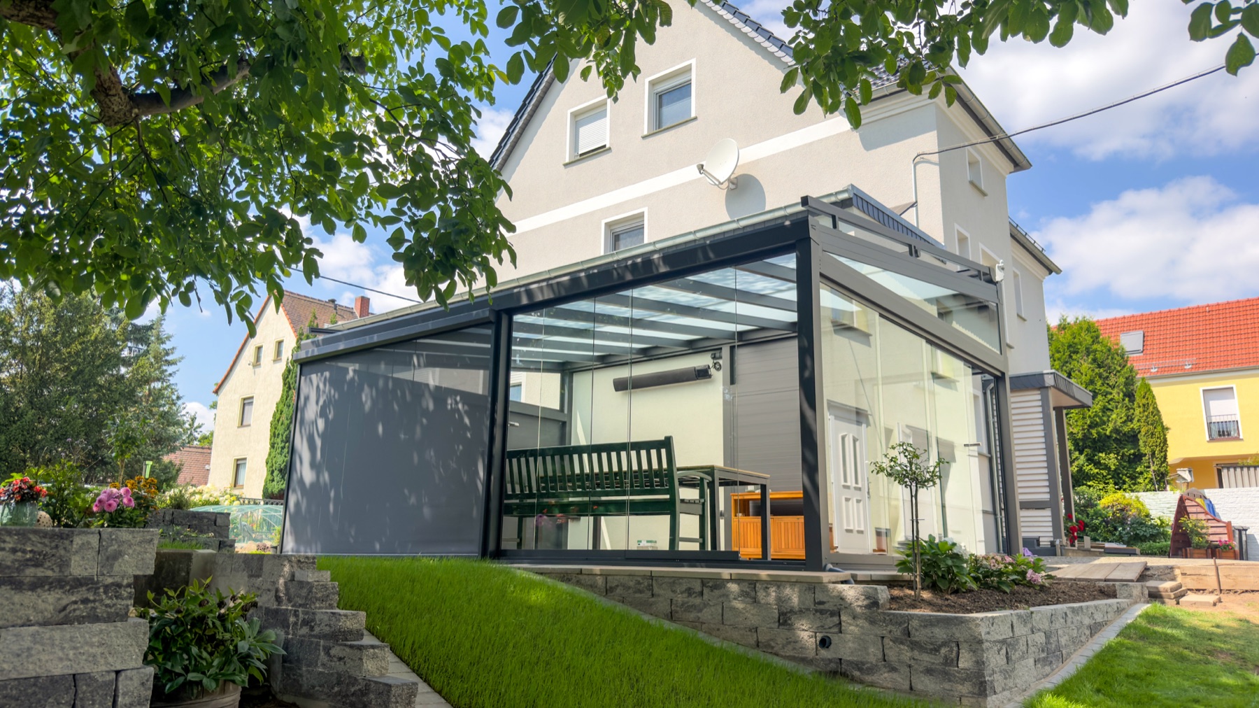 Über-Eck-Sommergarten mit Glas-Schiebewänden am Waldrand