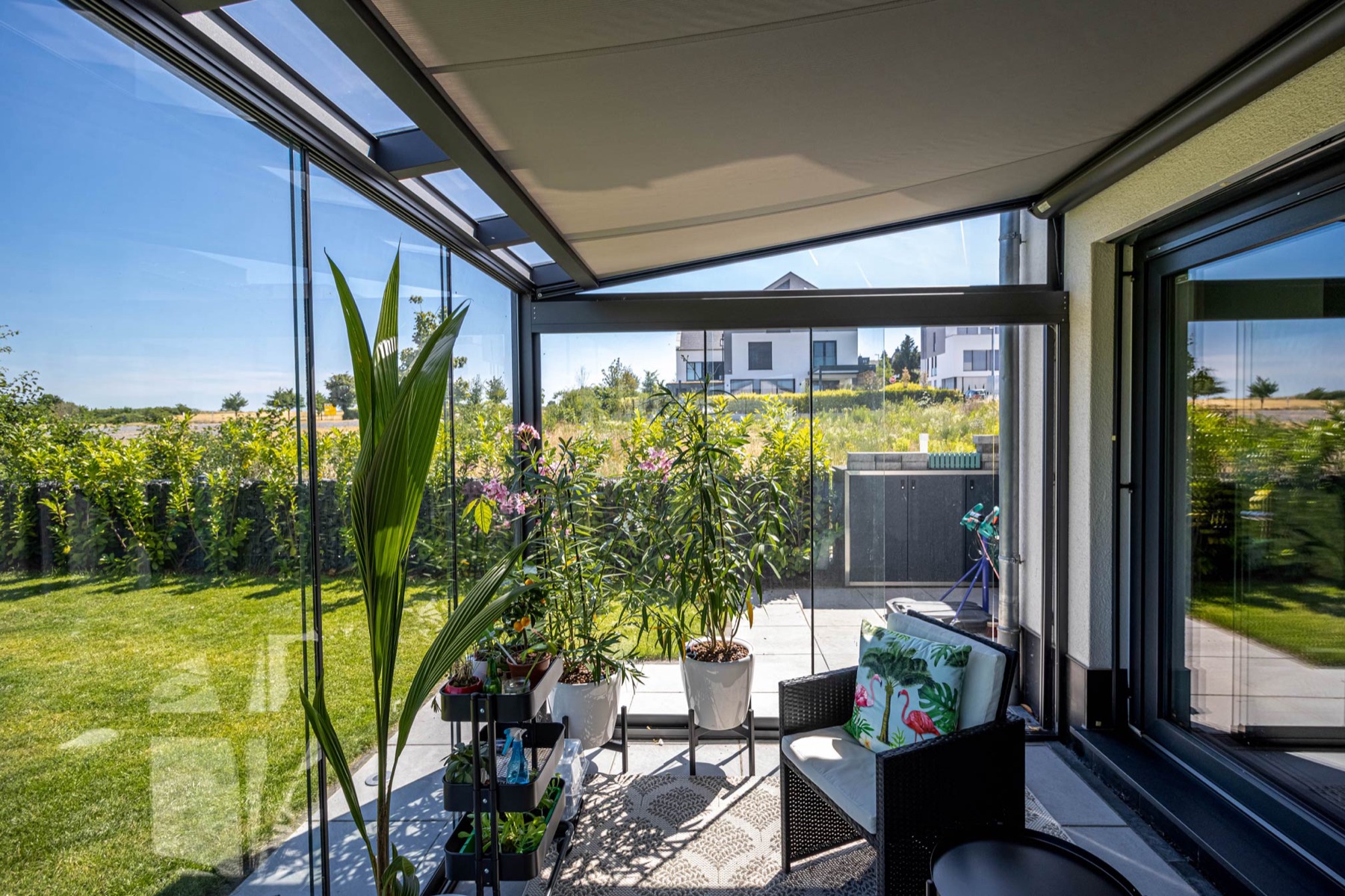 Innenblick aus einem beschatteten, begrünten Sommergarten
