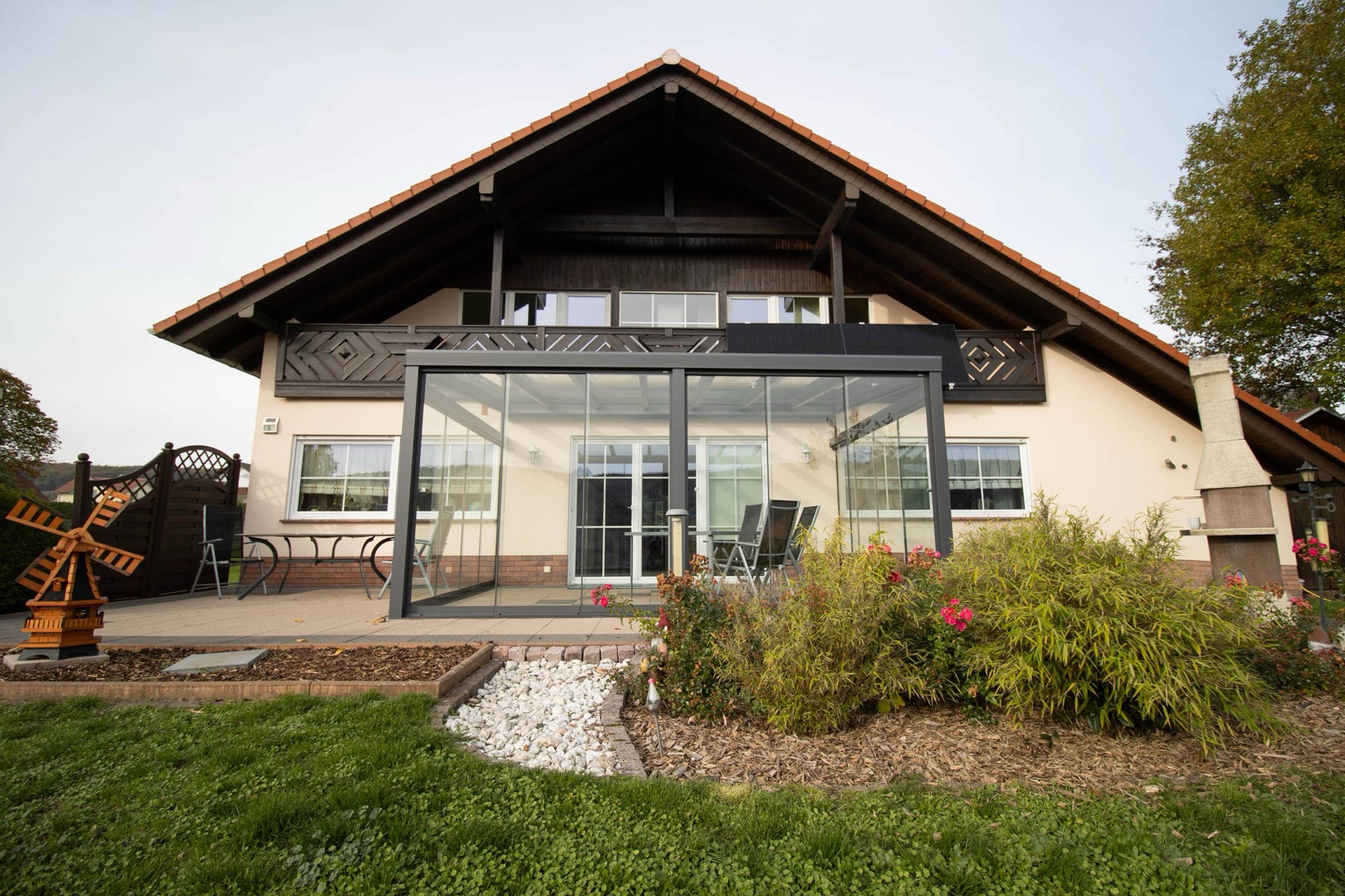 Verglaster Freisitz an einem Landhaus