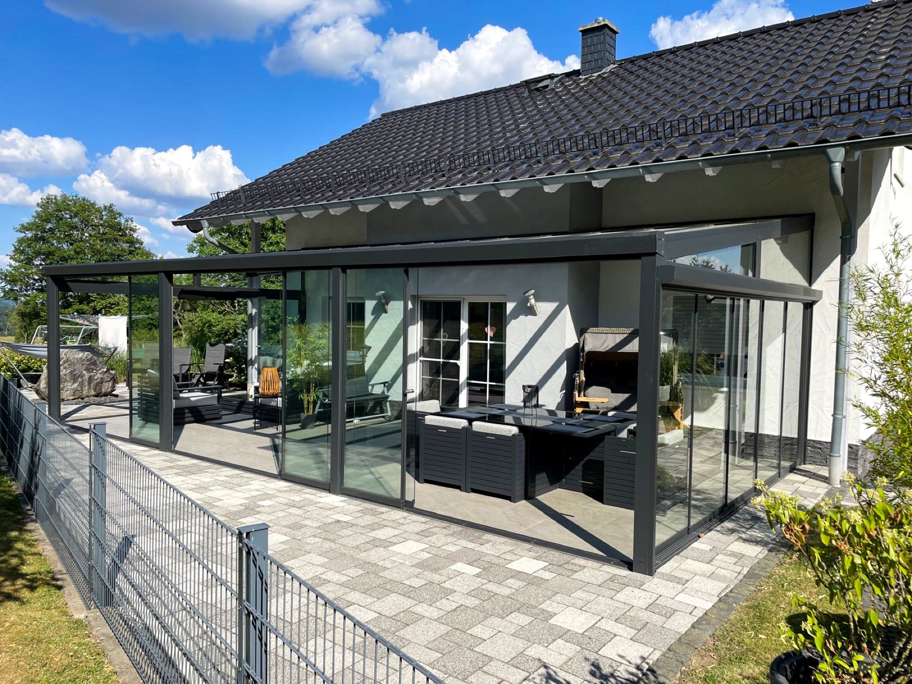 Sommergarten als Wohnraum-Erweiterung mit Lounge und Esstisch