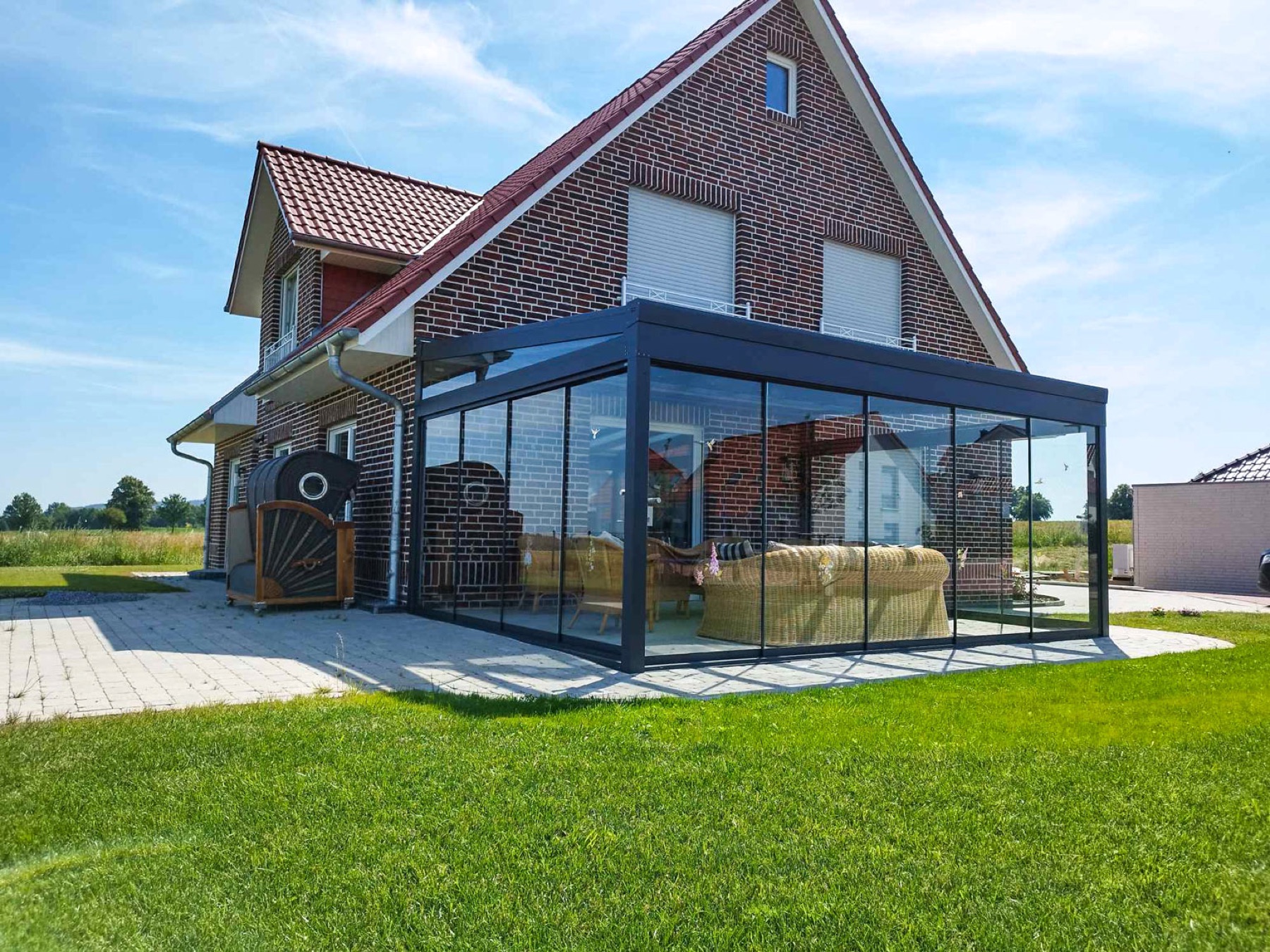 Rundum verglaster Terrassenraum an einem Landhaus