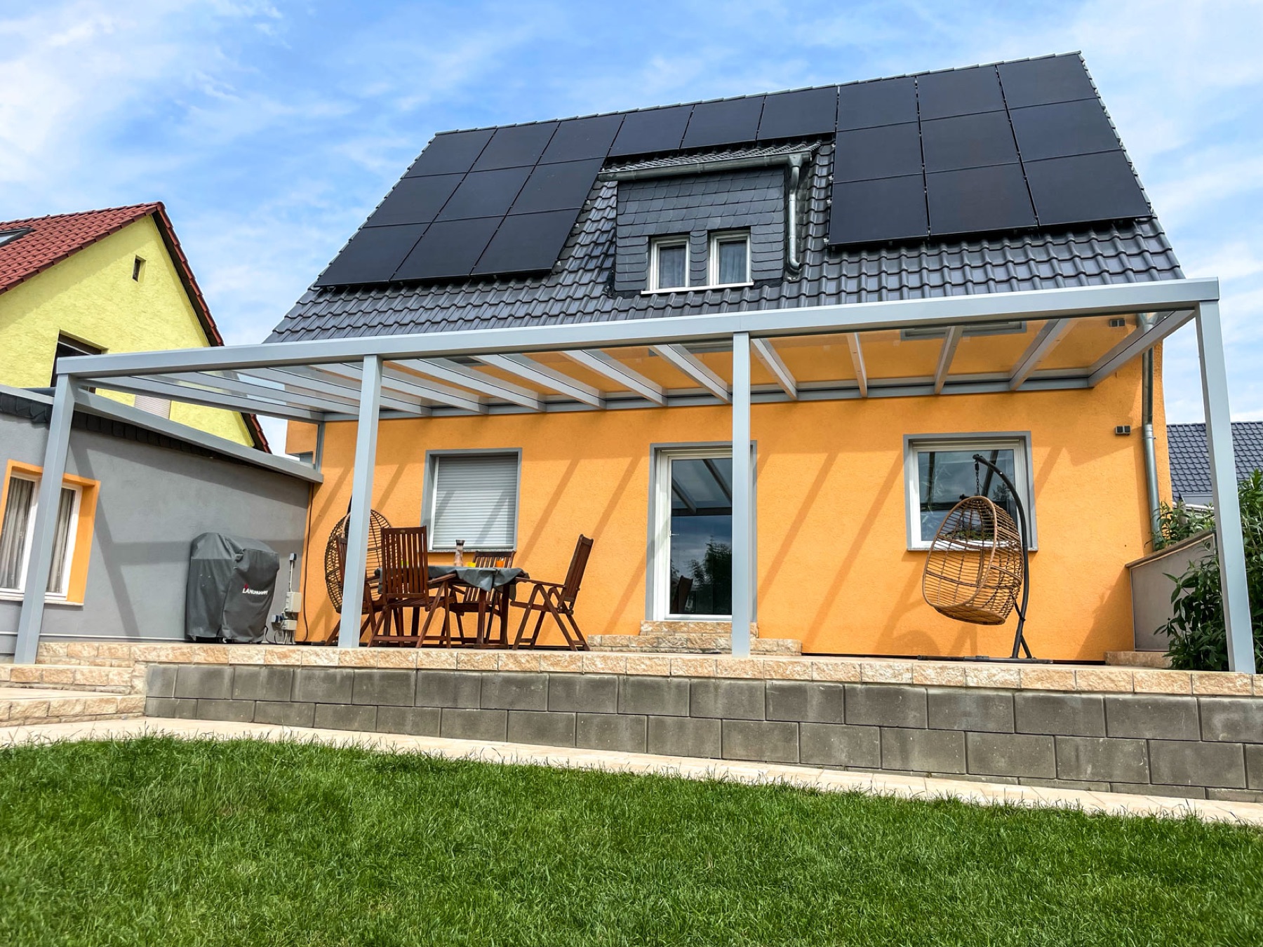 Terrassendach in Silbergrau, an das Haus angebaut
