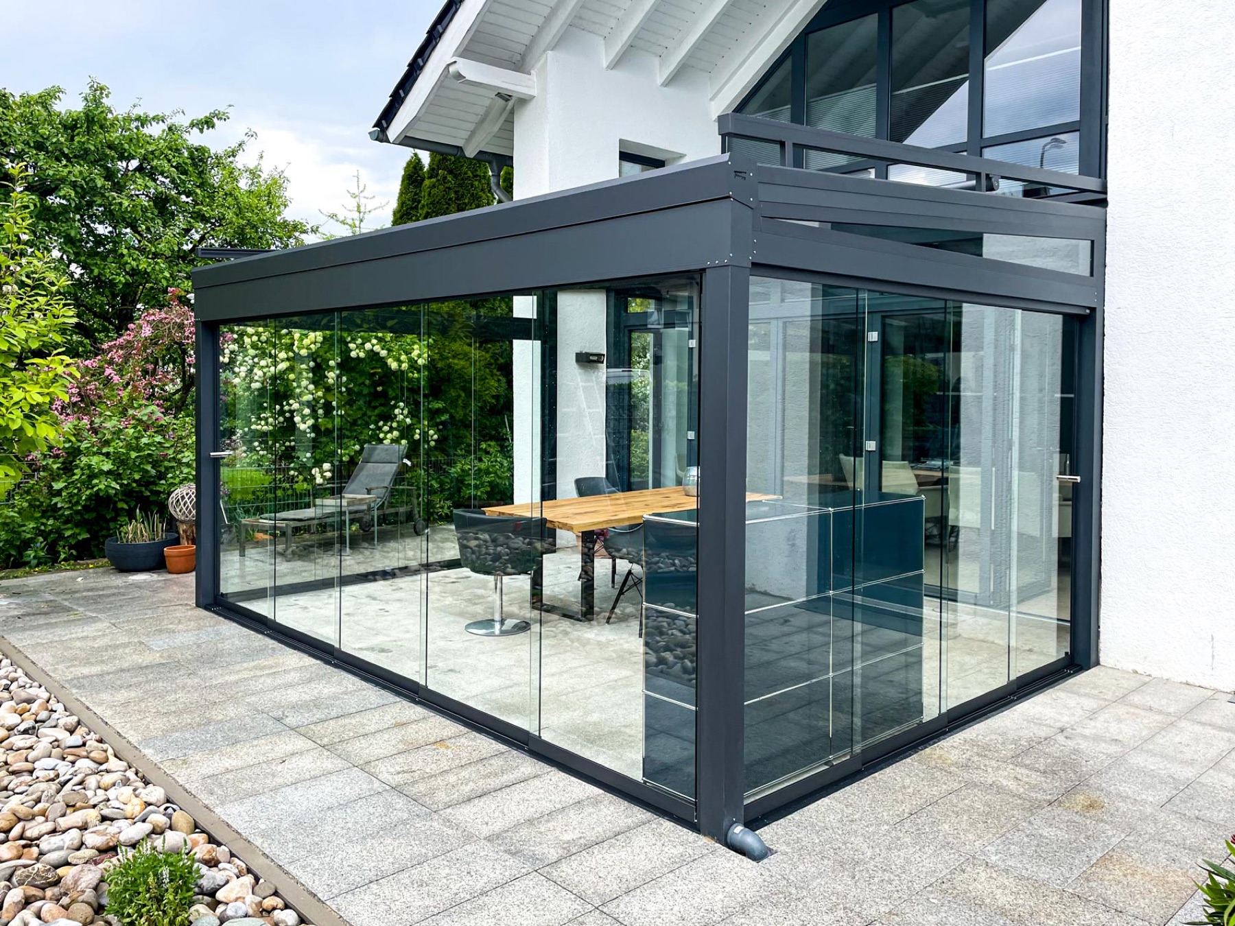 Kaltwintergarten mit rahmenlosen Glas-Schiebewänden